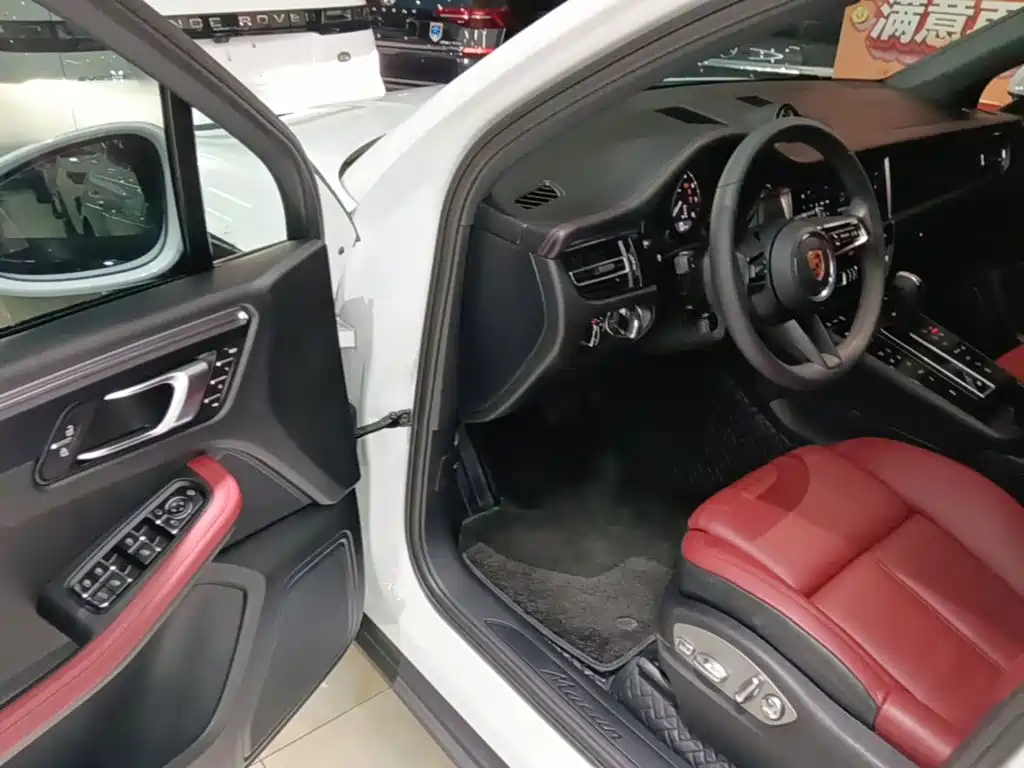 PORSCHE MACAN