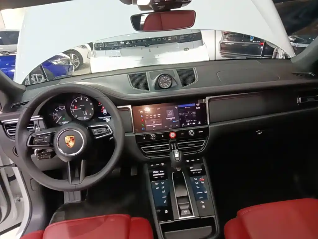 PORSCHE MACAN