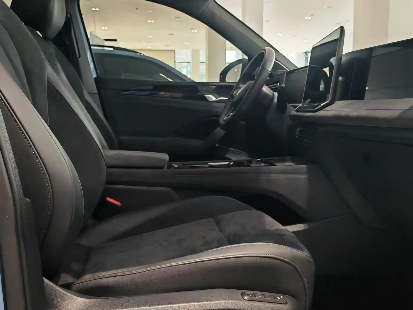 Volkswagen Tiguan L 2024 PRO 380TSI 4WD R-Line Premium Edition фото 12