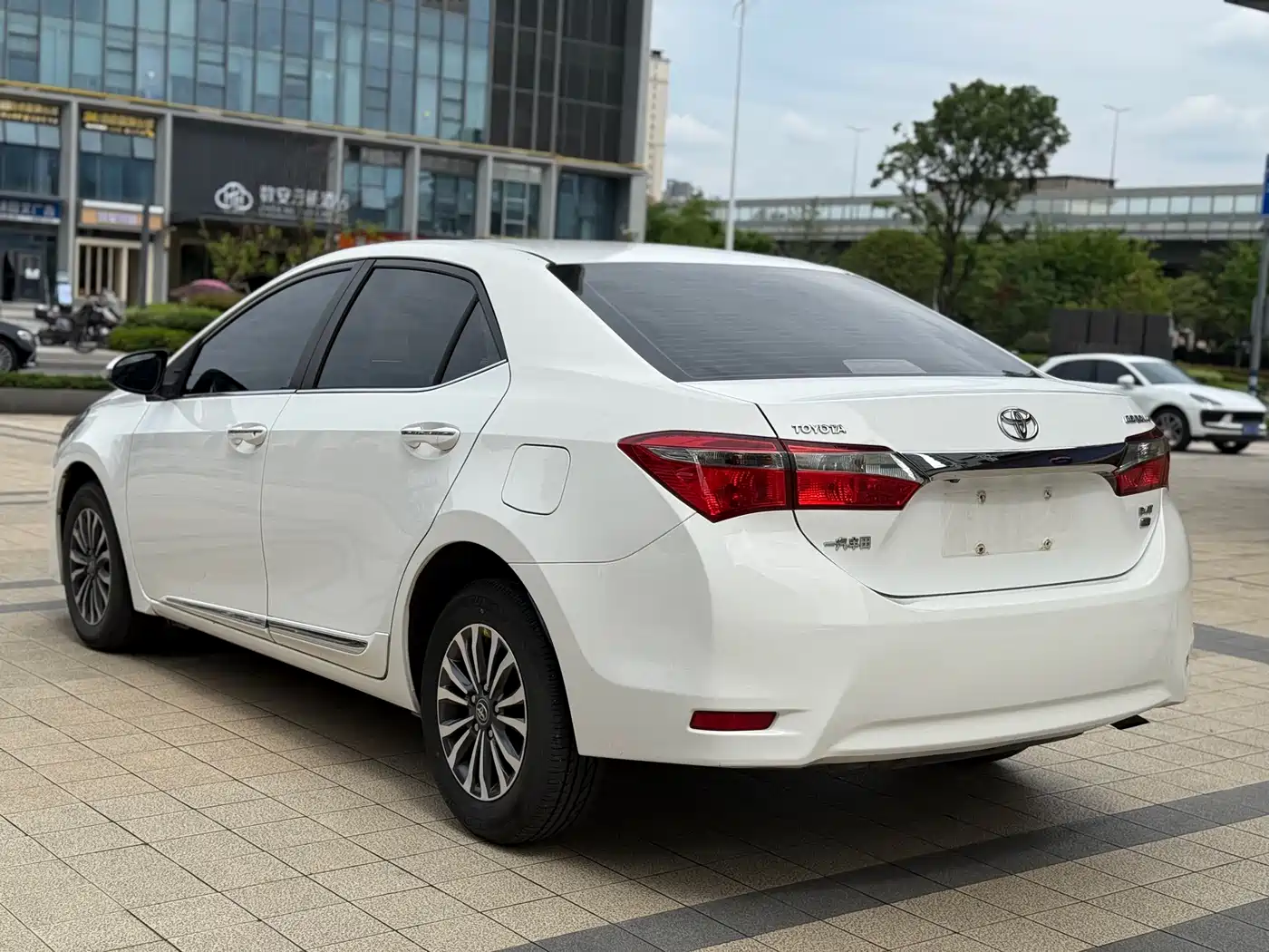 Toyota Corolla 2017 Facelift 1.2T S-CVT GL-i фото 4