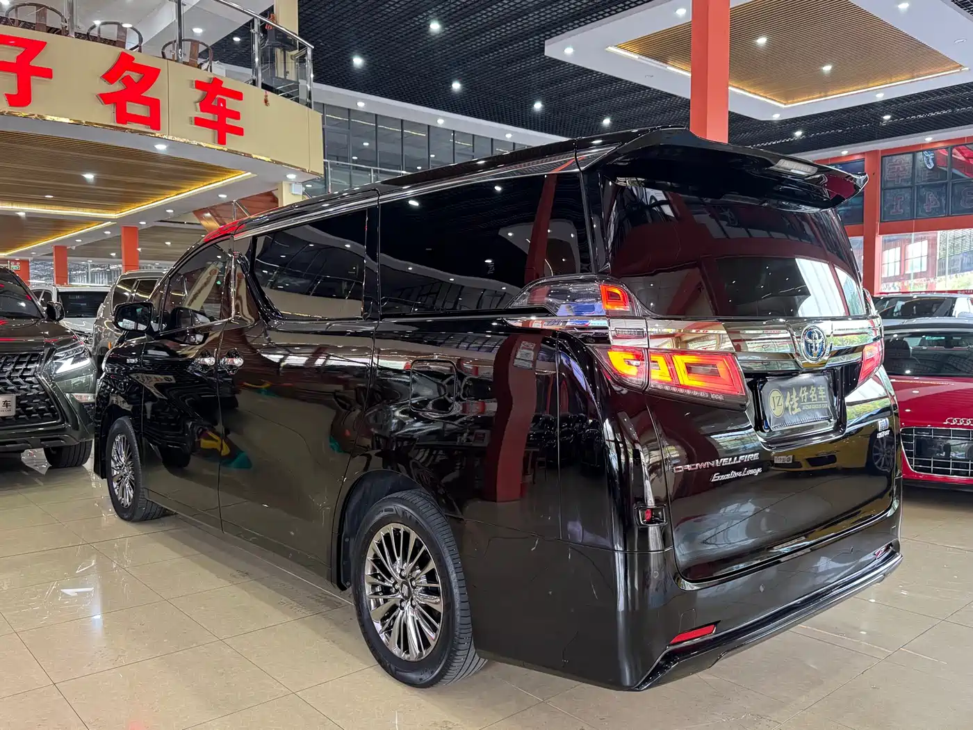Toyota Vellfire 2021 Crown Hybrid 2.5L HV Premium Edition фото 4