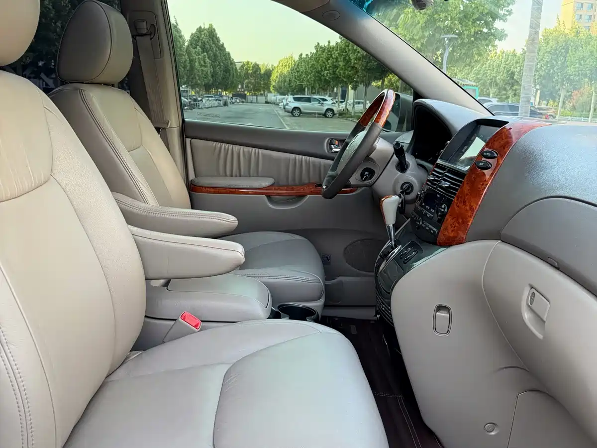 Toyota Sienna фото 10