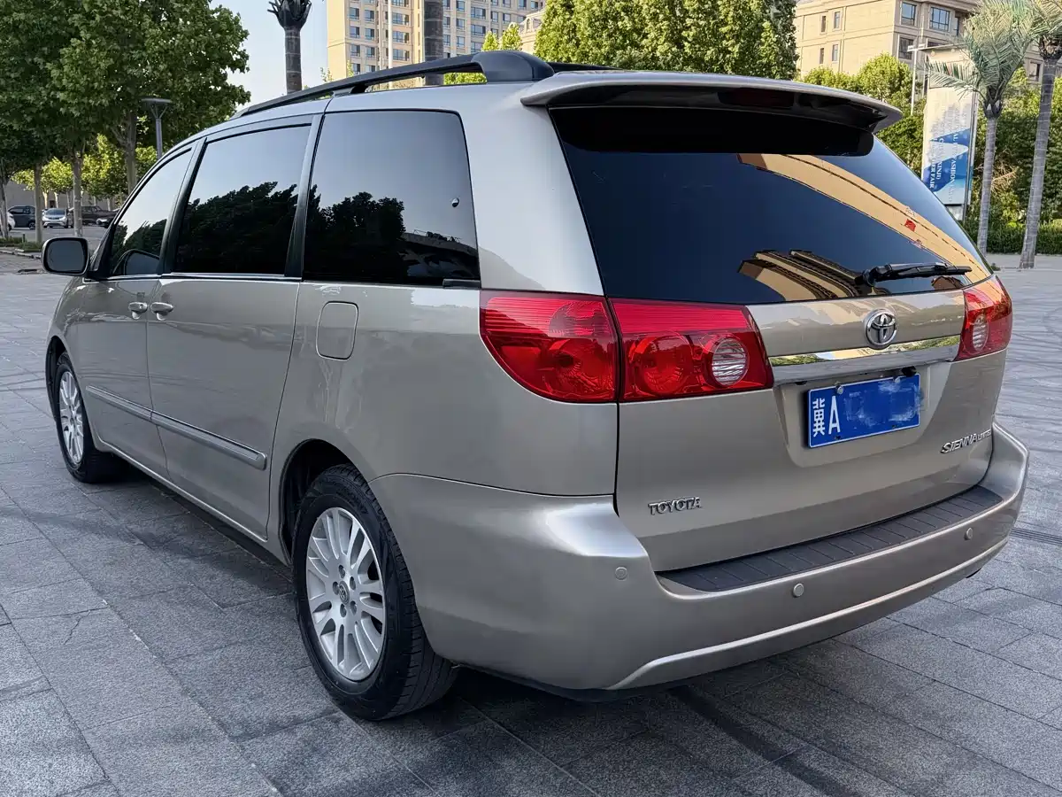 Toyota Sienna фото 3
