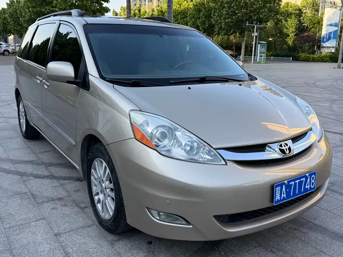 Toyota Sienna фото 7