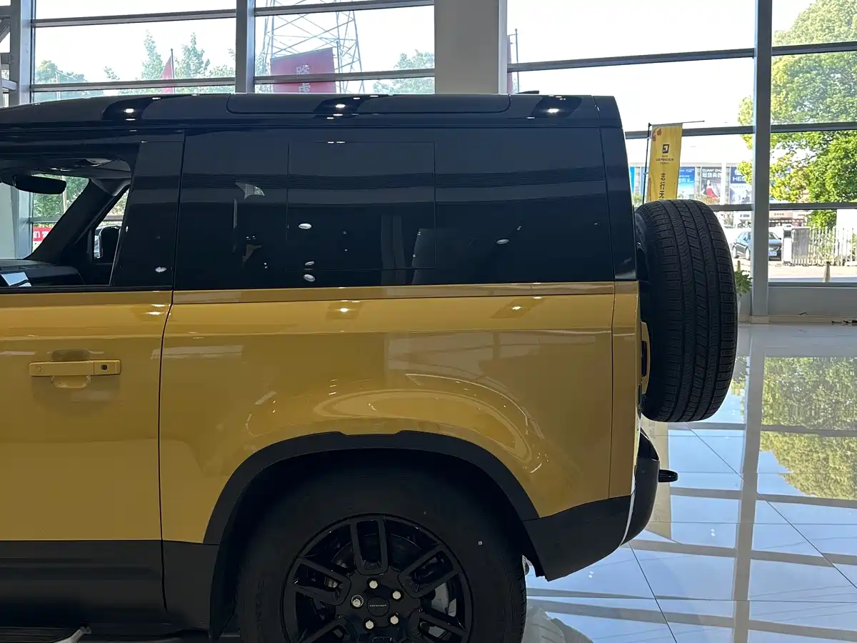 Land Rover Defender 2026 Model 90 2.0T P300 S фото 9
