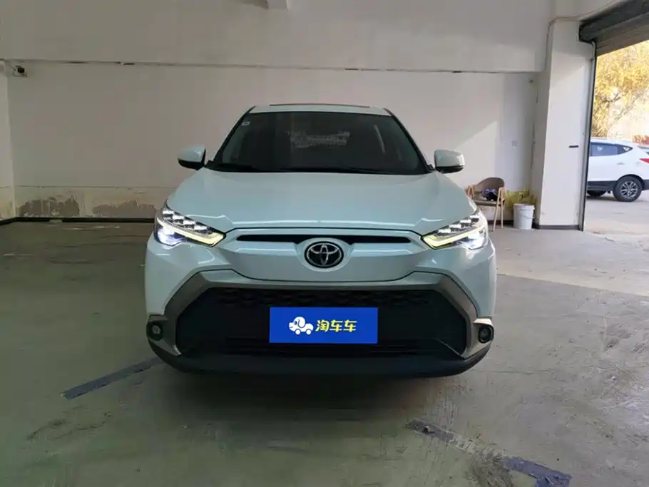 Toyota Frontlander 2022 2.0L CVT Luxury PLUS Edition фото 2