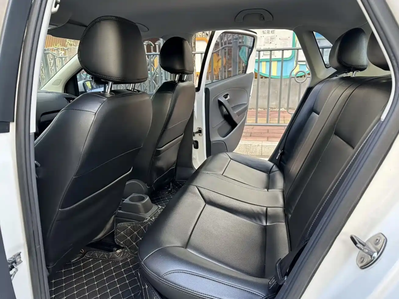 Volkswagen Polo 2011 1.4L Manual Joy Edition фото 4
