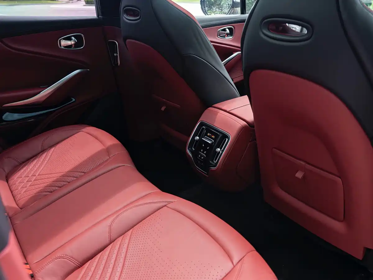 Aston Martin DBX 2023 2024 4.0T V8