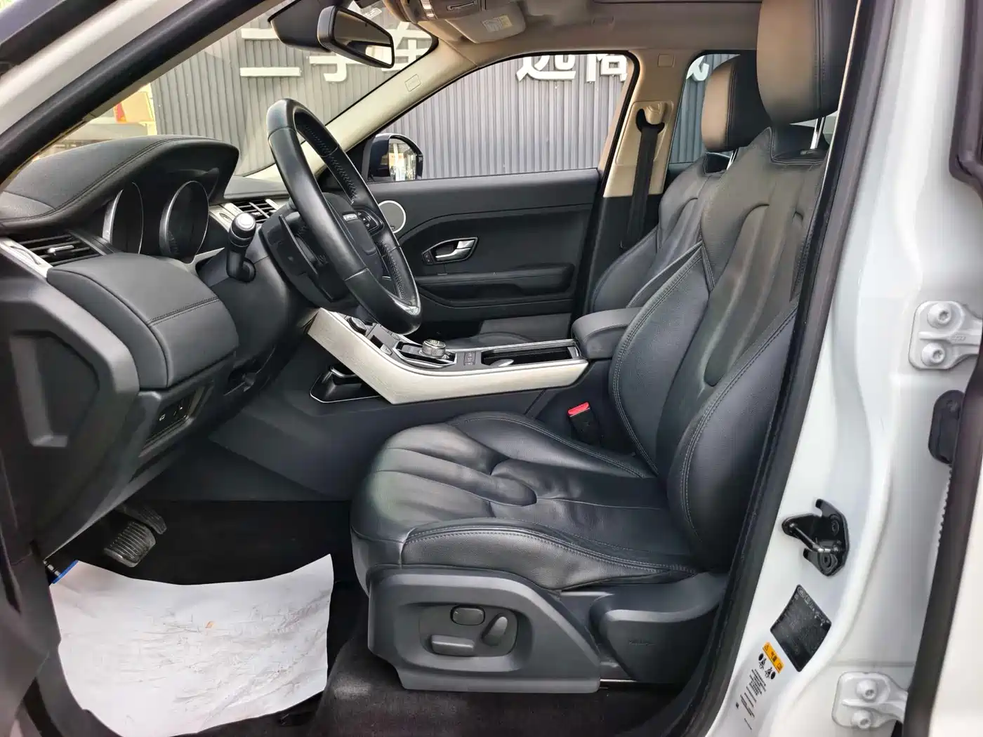 Land Rover Range Rover Evoque 2015 2.0T 5-Door Intelligent Edition фото 8