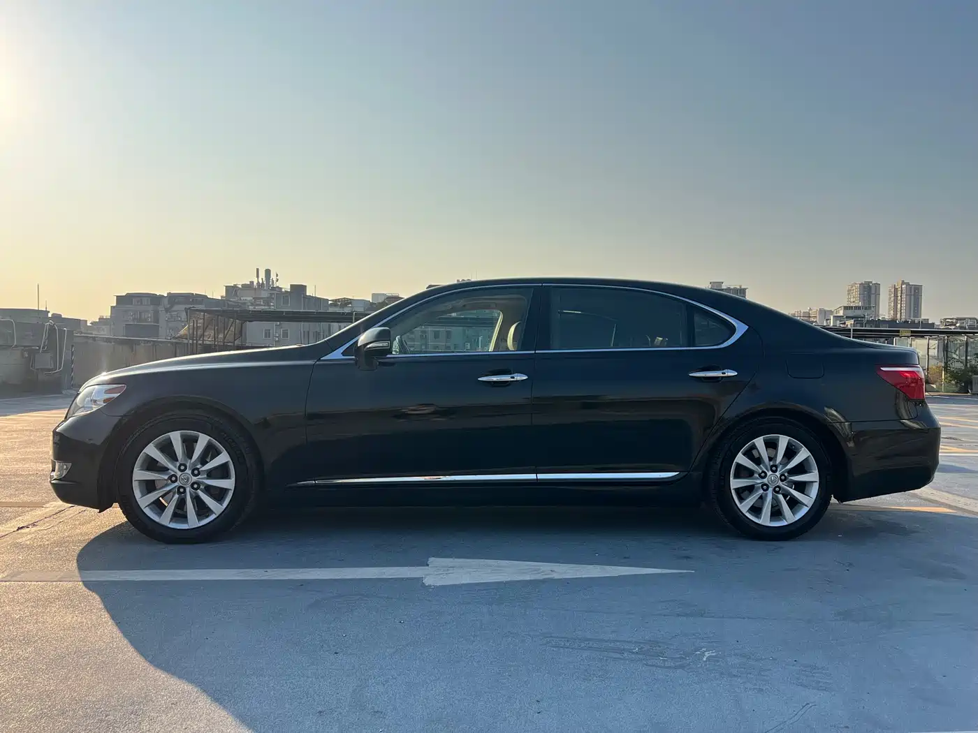 Фото 8 - Lexus LS