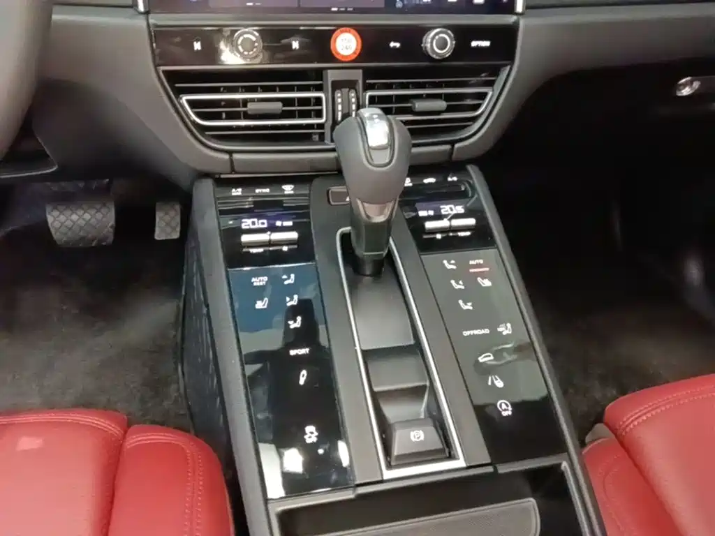 PORSCHE MACAN