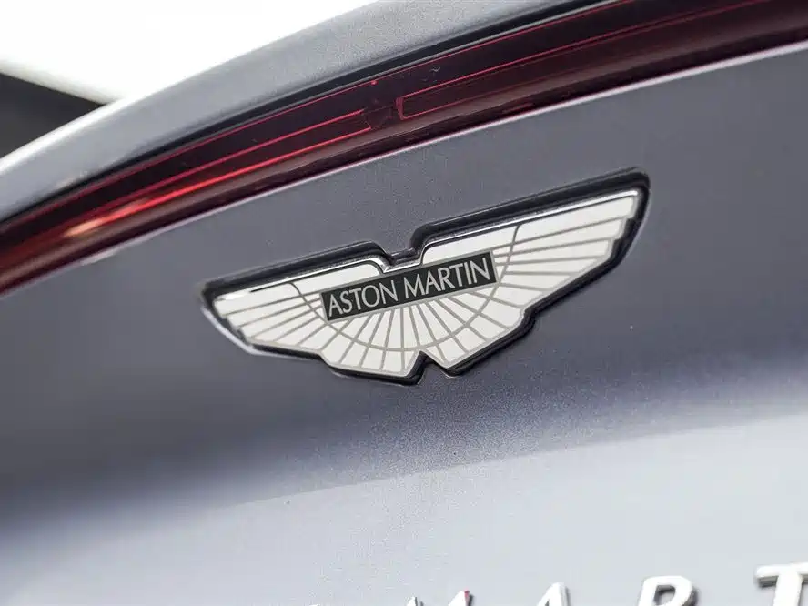 ASTON MARTIN DBX
