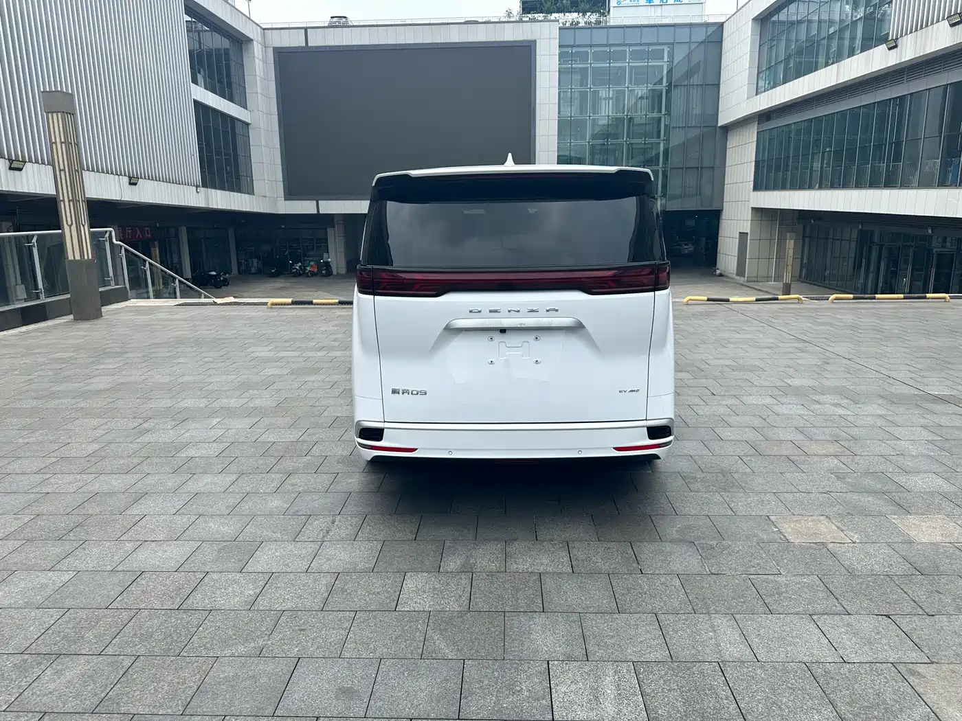 Denza D9 2024 EV 600 AWD Premium фото 5