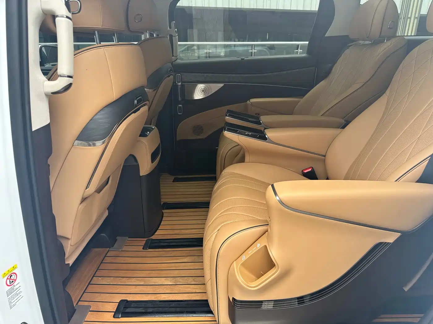 Denza D9 2024 EV 600 AWD Premium фото 11