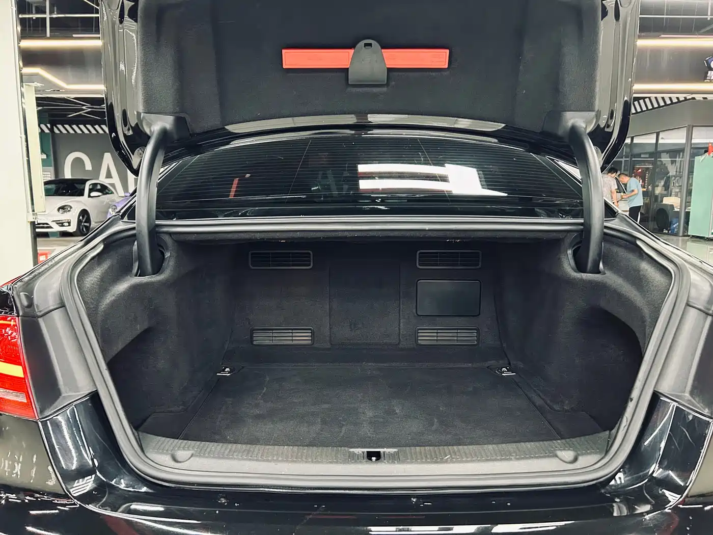 Photo 15 - Audi A8