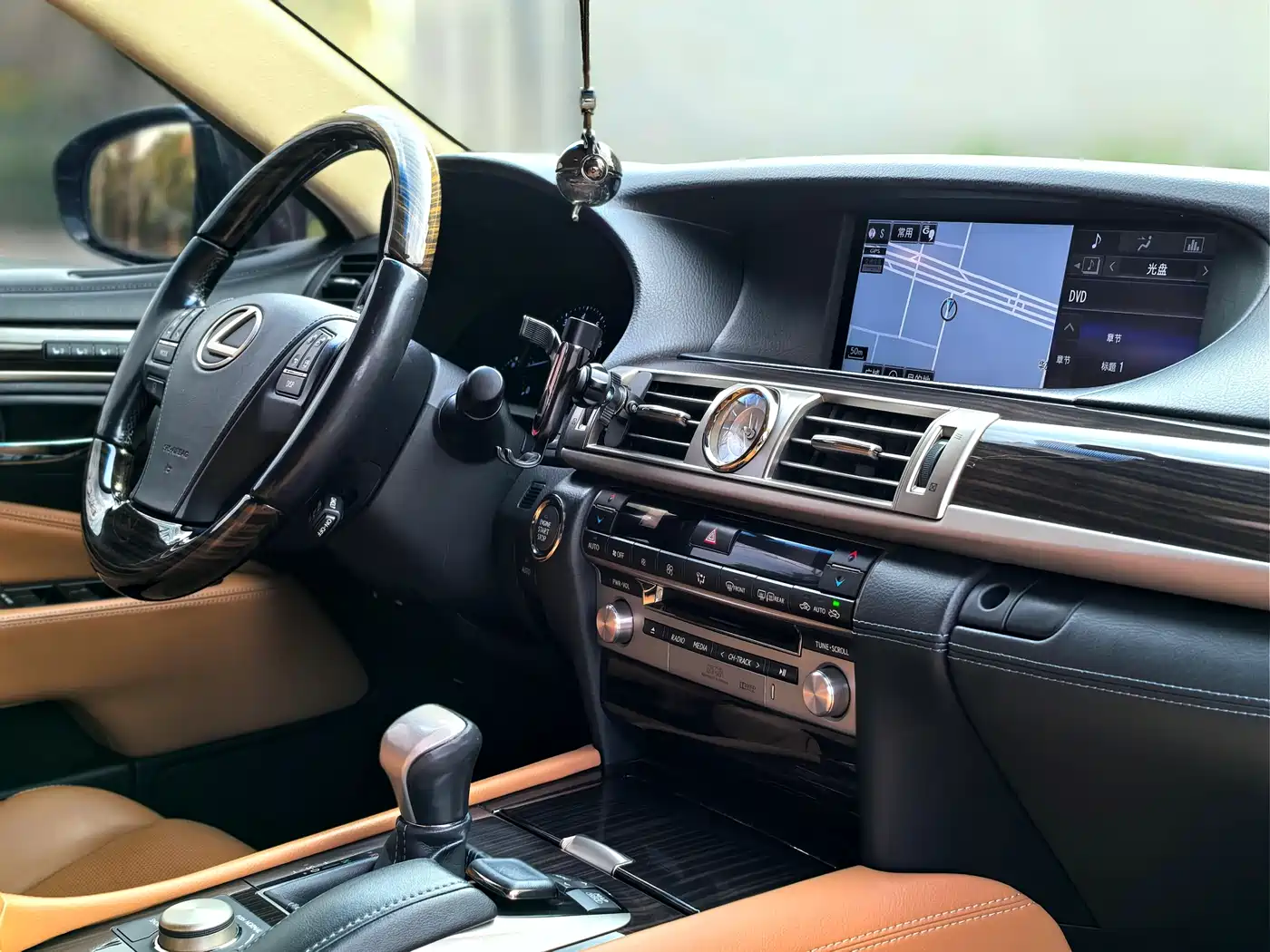 Lexus LS 2016 460L фото 12