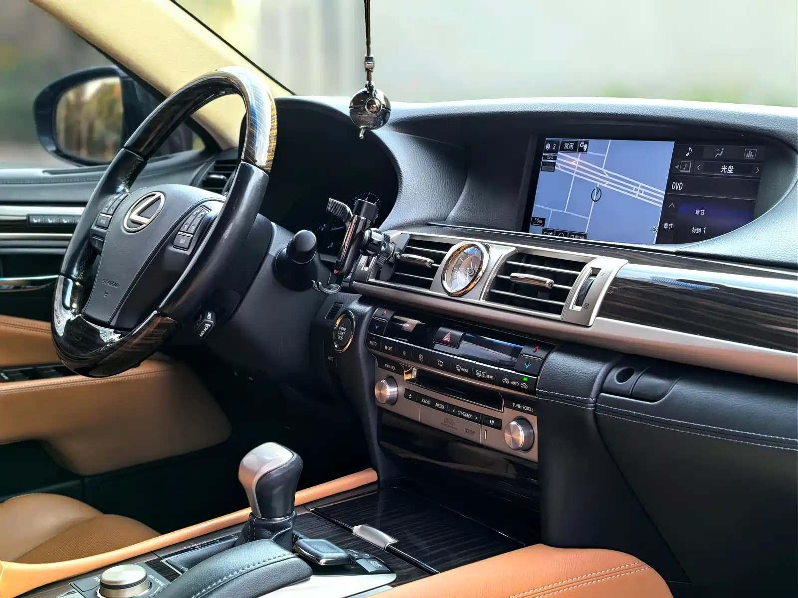 Фото 12 - Lexus LS