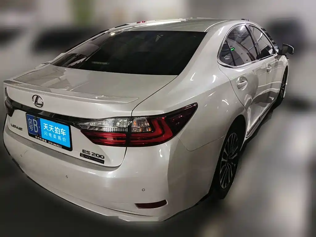 Photo 2 - Lexus ES