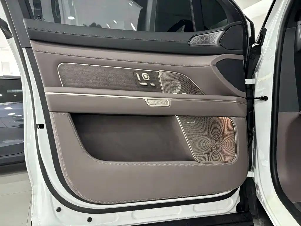 NIO ES8 2026 2025 Model 6-Seat Executive Luxury Edition