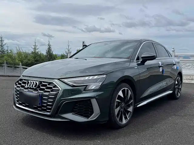 Audi A3 A3L Limousine 35 TFSI, Стиль Спорт