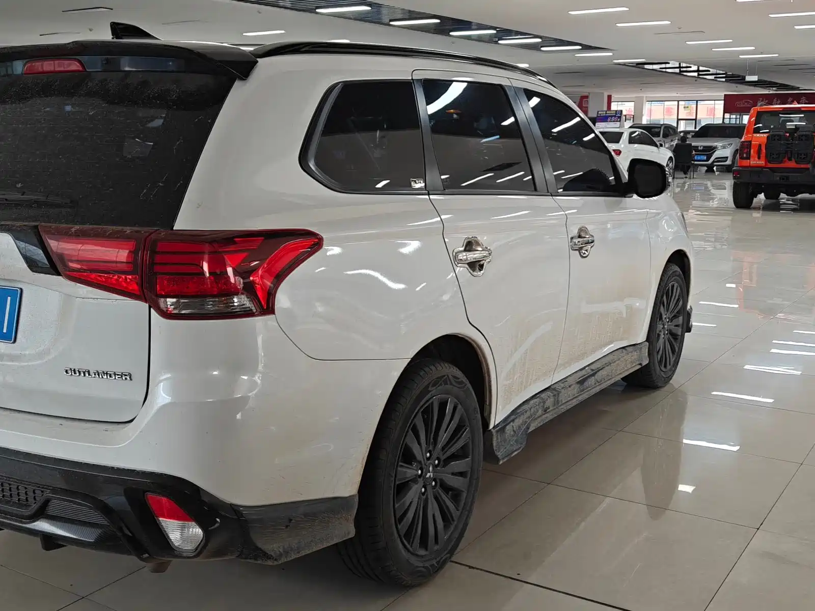 Photo 6 - Mitsubishi Outlander