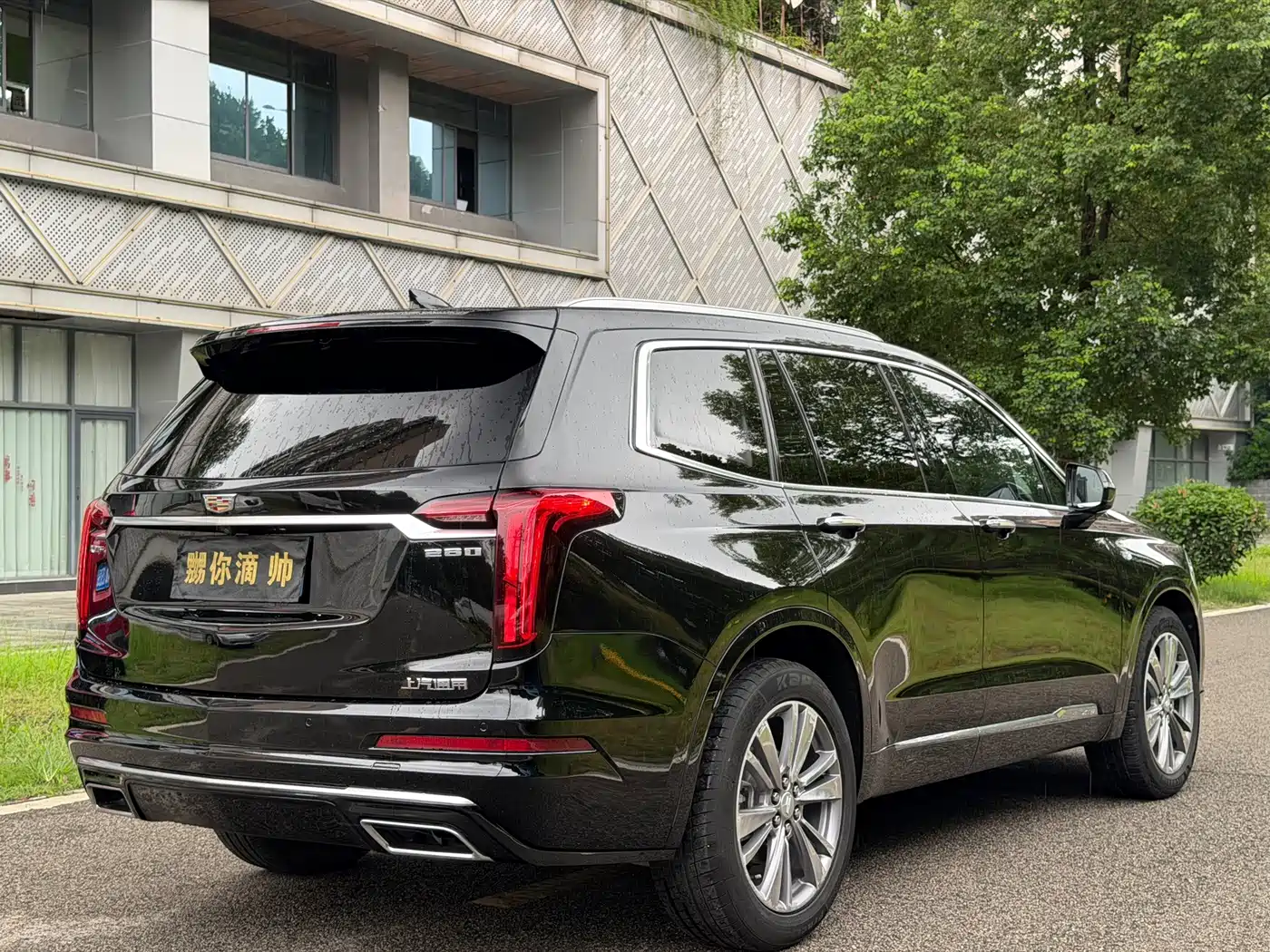 Photo 5 - Cadillac XT6