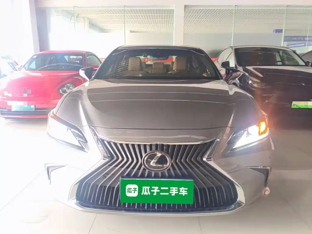 Фото 3 - Lexus ES