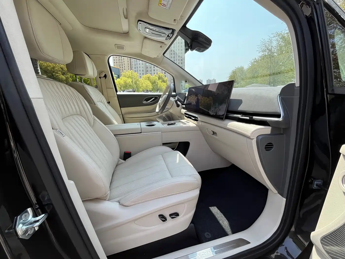 Voyah Auto Voyah Dreamer 2025 PHEV AWD Flagship Kunpeng Edition фото 28