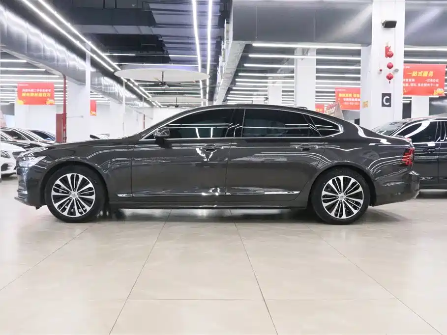 Фото 2 - Volvo S90