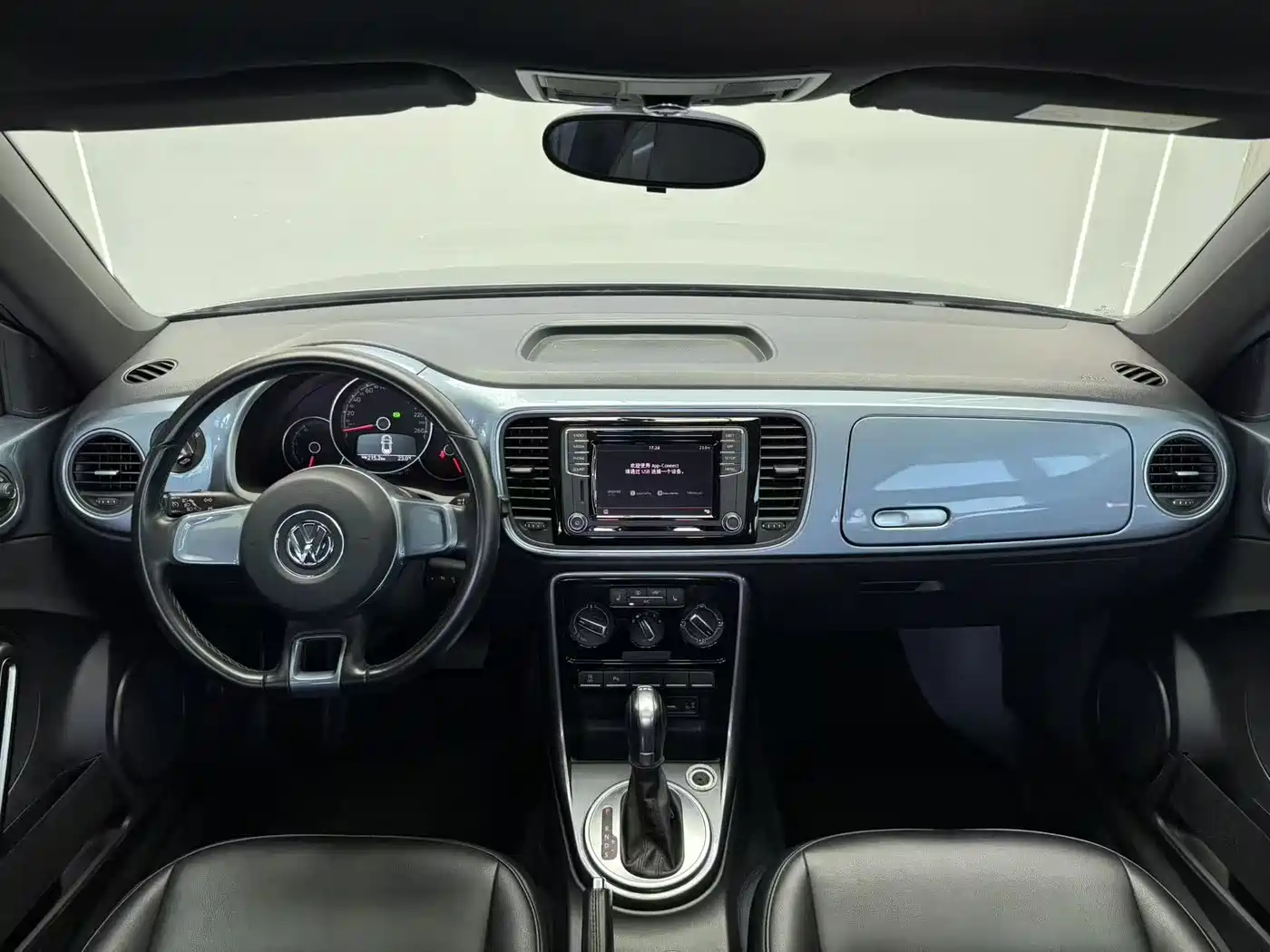 Volkswagen Beetle 2018 180TSI Trend Joy Edition фото 15