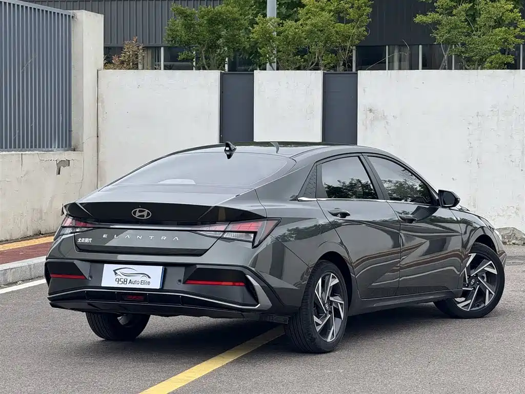 Hyundai Elantra 2023 1.5L CVT GLX Elite Edition фото 11