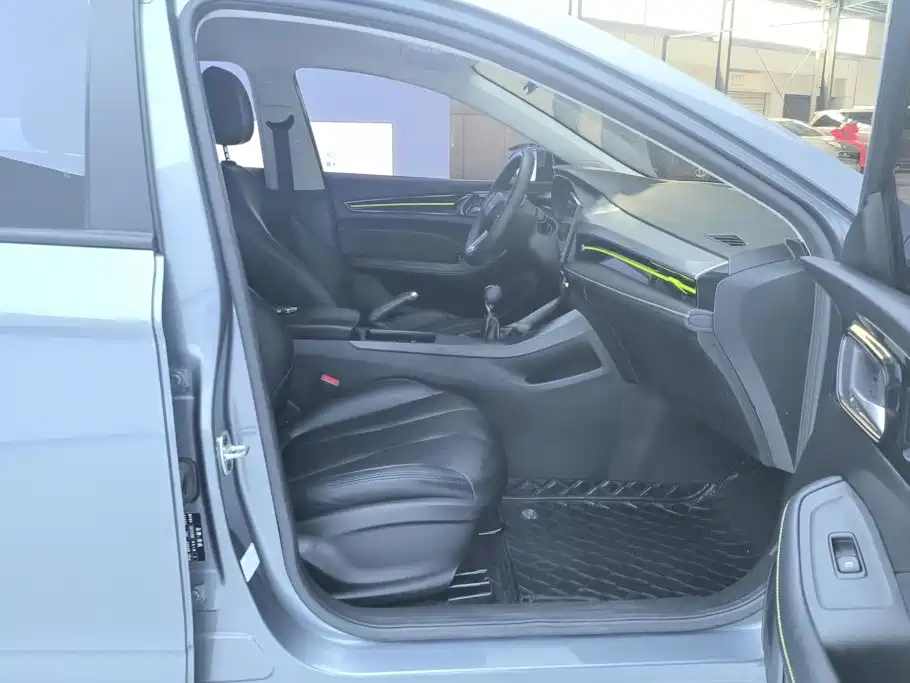 Фото 8 - Roewe i5