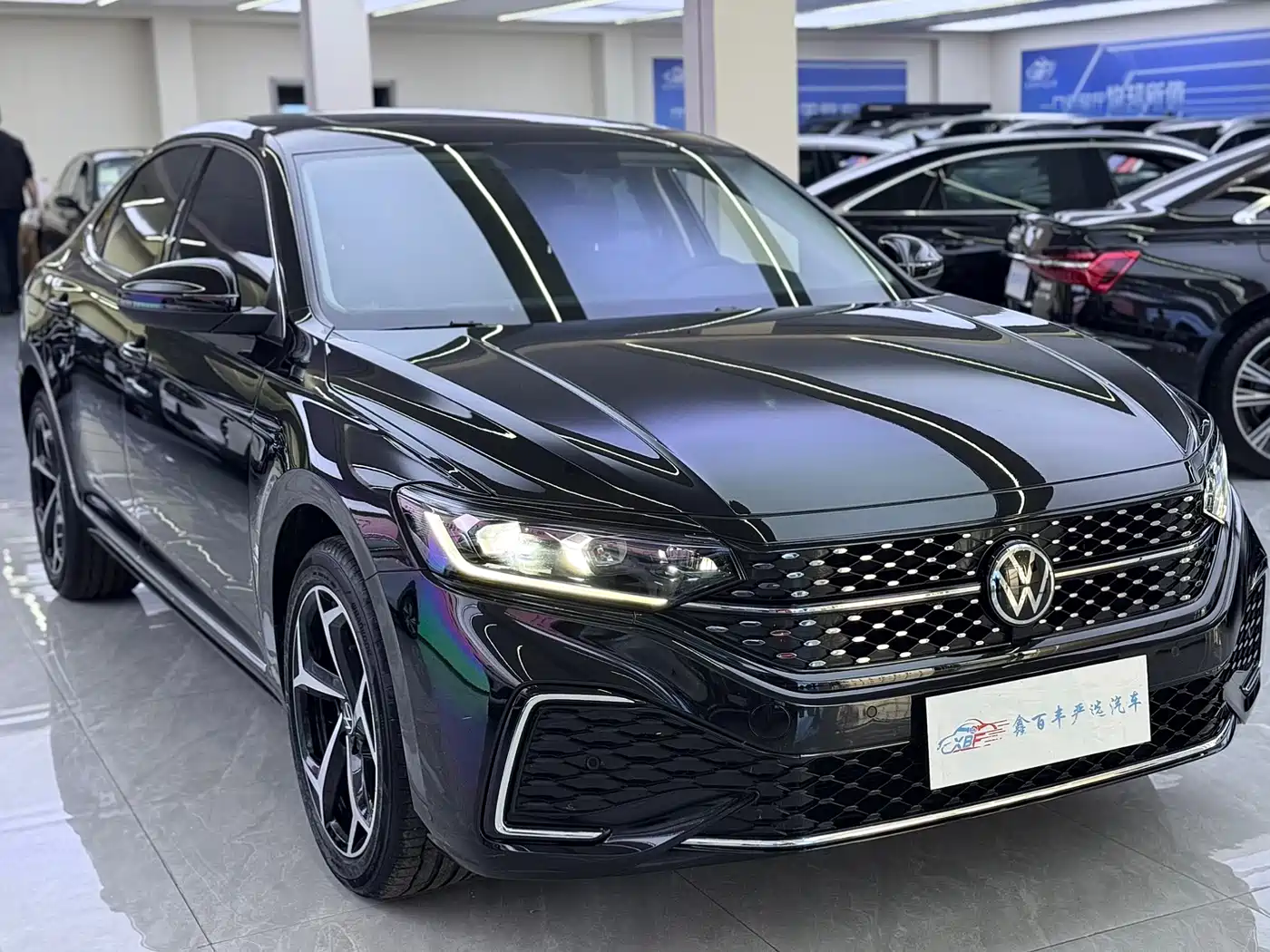 Volkswagen Passat 2025 Outstanding 330TSI Starlight Elite Edition фото 3
