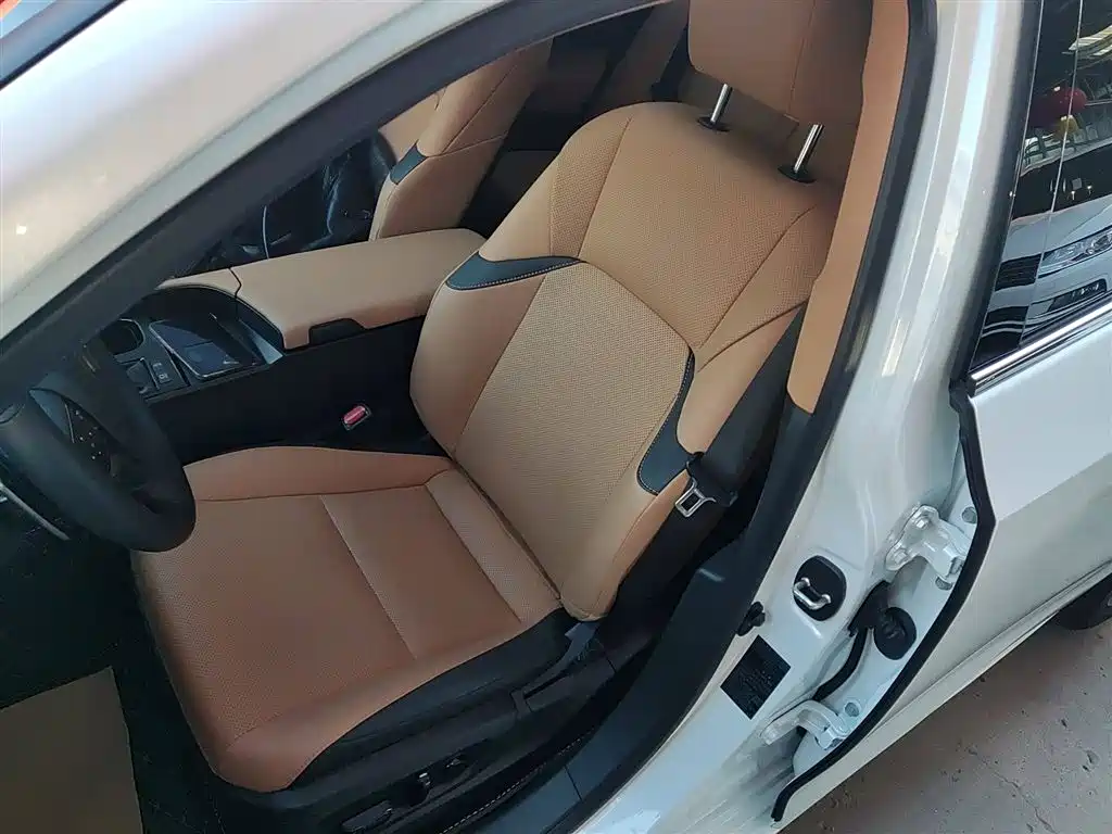 Lexus ES 2023 200 Excellence Edition фото 7