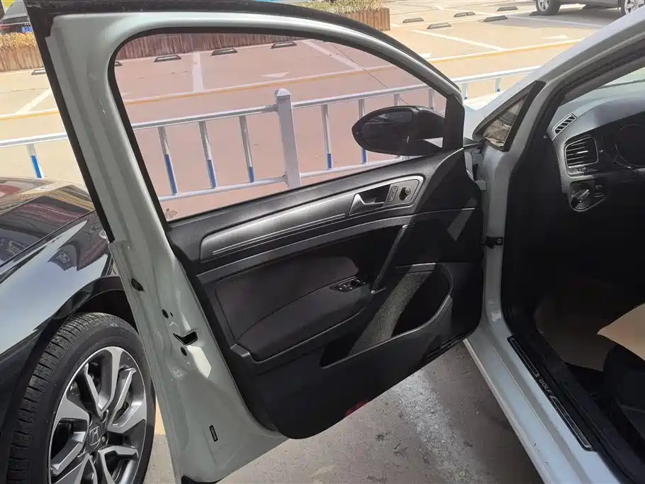 Volkswagen Golf 2017 230TSI Auto Comfort Millionth Anniversary Edition фото 7