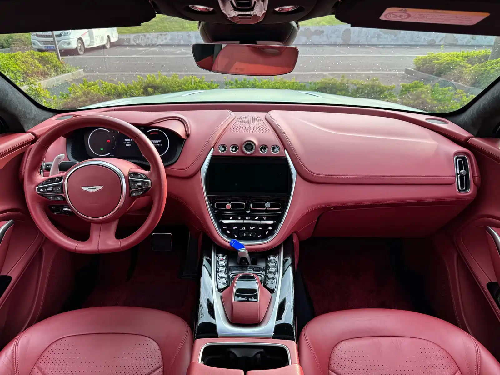 Фото 17 - Aston Martin DBX