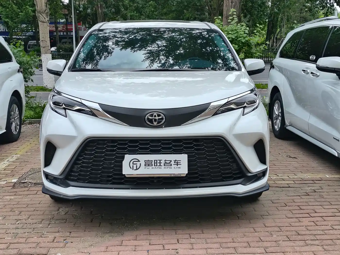 Toyota Granvia 2024 2.5L Hybrid Comfort фото 2
