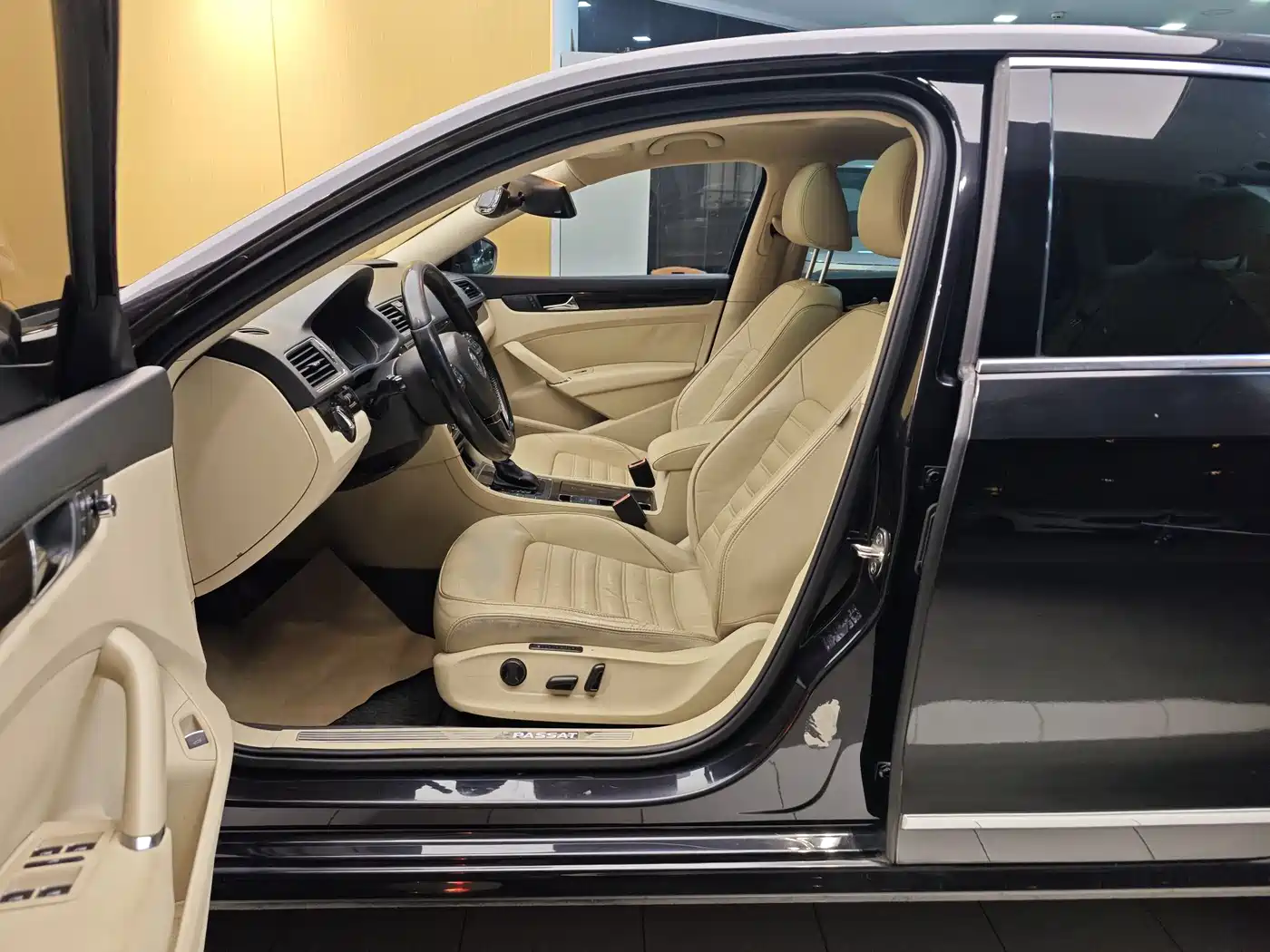 Volkswagen Passat 2015 1.8TSI DSG Prestige Edition фото 13