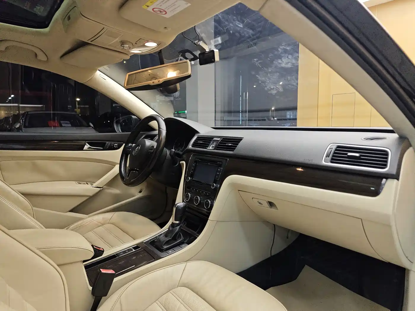 Volkswagen Passat 2015 1.8TSI DSG Prestige Edition фото 32