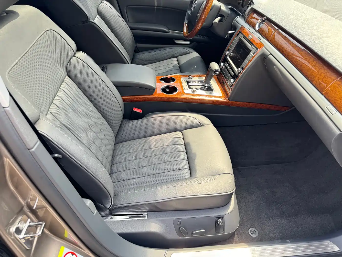 Volkswagen Phaeton 2011 3.6L V6 5-seat Extended Business Edition фото 7
