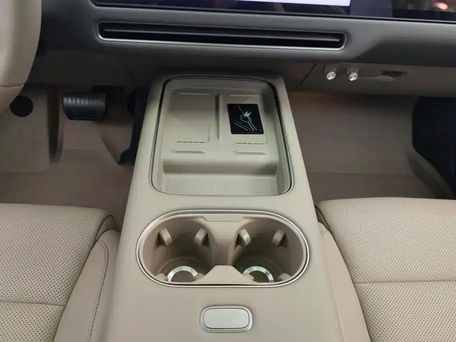 Фото 16 - Li Auto i6