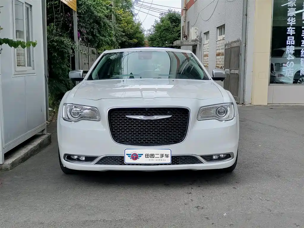 Chrysler 300C (Import) 2016 3.0L Beyond Edition фото 2