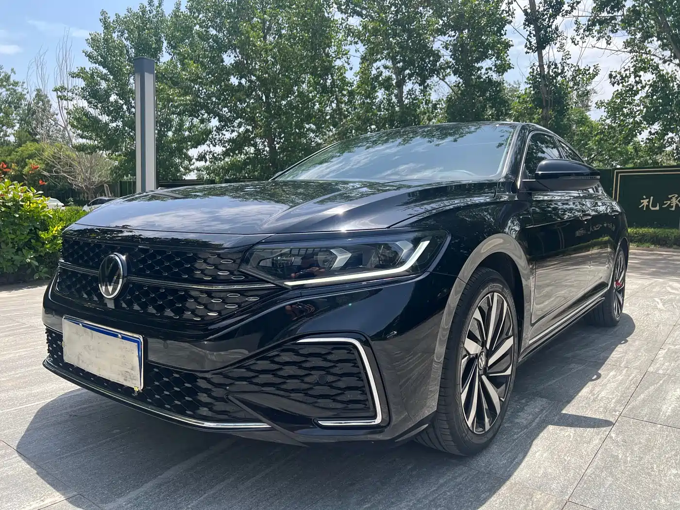 Volkswagen Passat 2023 330TSI Starlight Elite Edition фото 2