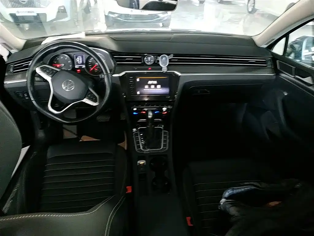 Volkswagen Magotan 2020 330TSI DSG Leading фото 10