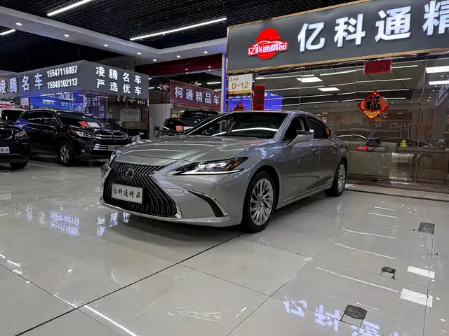 Lexus ES 2018 300h Executive Edition China V — фото 1
