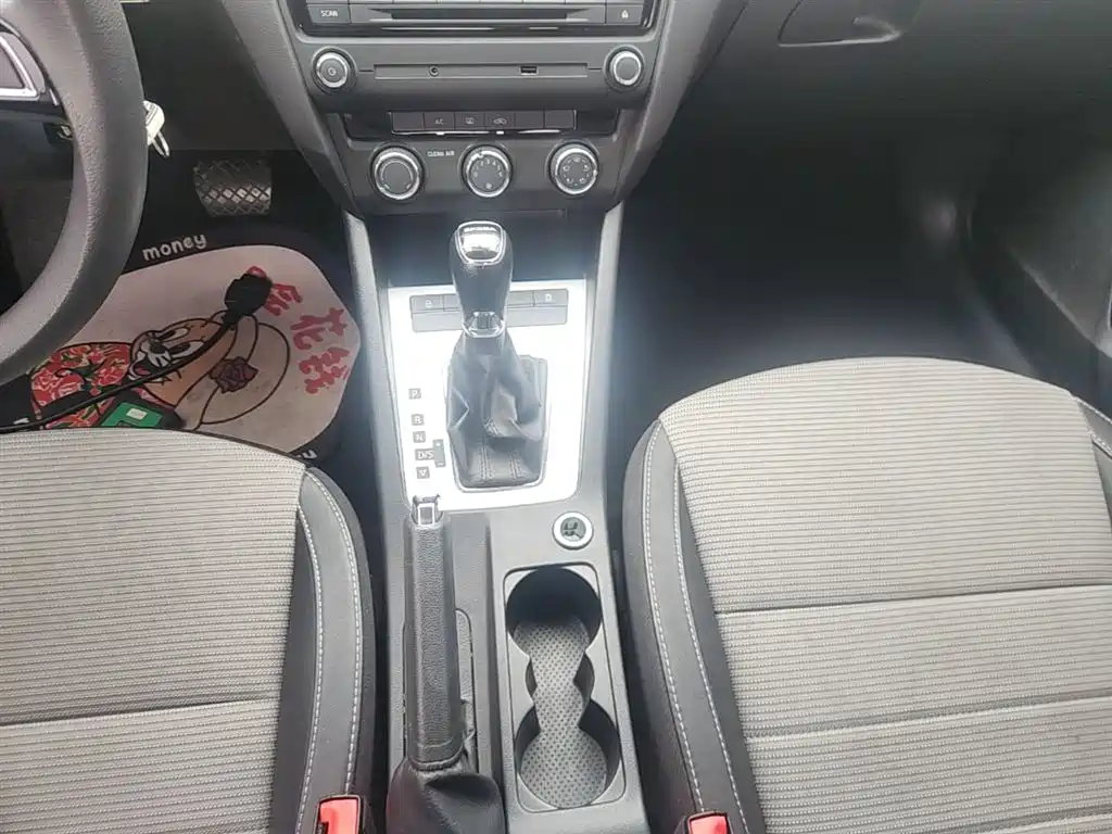 Škoda Octavia 2017 1.6L Automatic Pioneer Edition фото 14