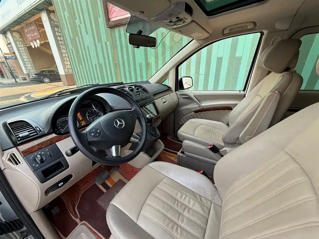 Mercedes-Benz Viano 2013 Model 3.0L Navigation Edition фото 3