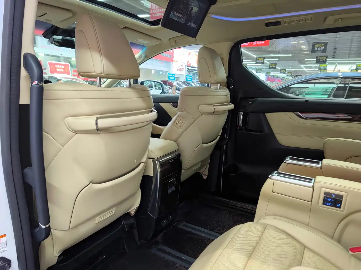 Toyota Alphard 2019 Hybrid 2.5L Luxury фото 16