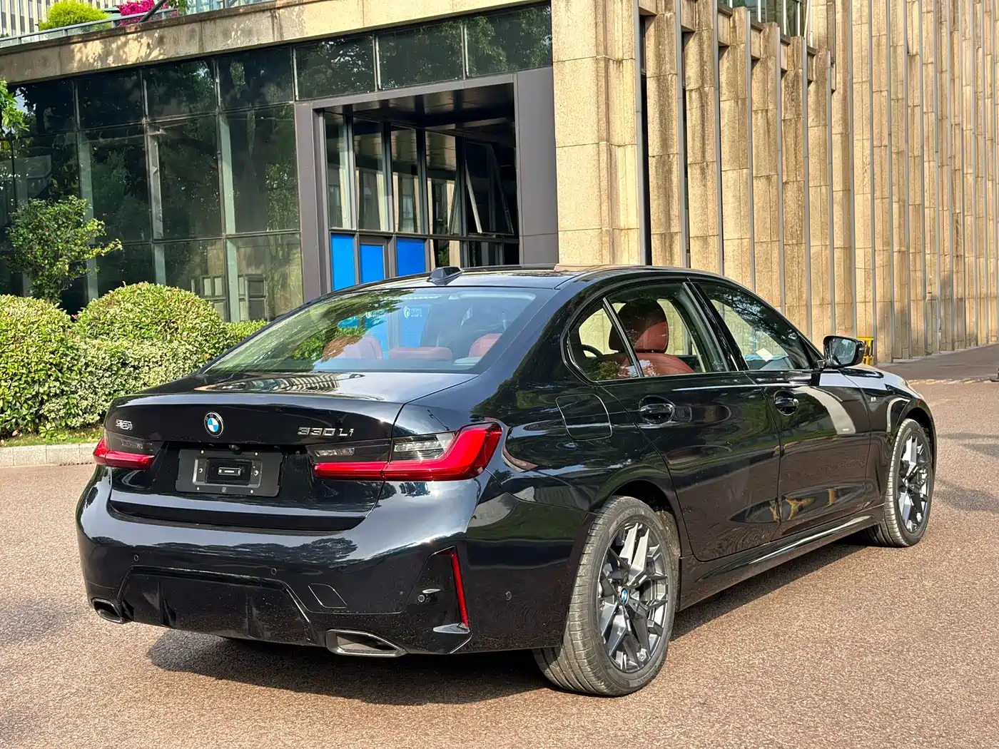 BMW 3 Series 2025 330Li M Sport Night Edition фото 15
