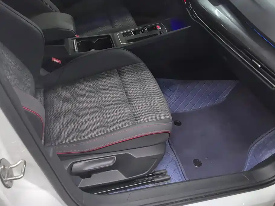 Фото 8 - Volkswagen Golf GTI